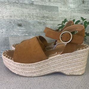 NWT Universal Thread Womens size 8 wedge sandal